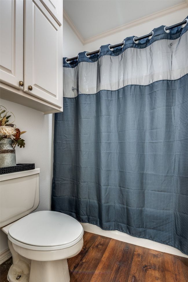 Full bath with crown molding, toilet, shower/tub combo | Image 23