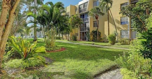 3n-952 Ne 199th St, Miami, FL, 33179 | Card Image
