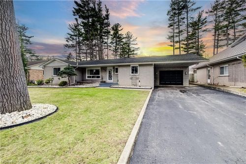 676 Peel St, Delhi, ON, N4B2H1 | Card Image