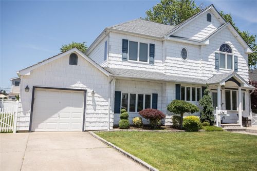 134 W Hampton Rd, Lindenhurst, NY, 11757-6413 | Card Image