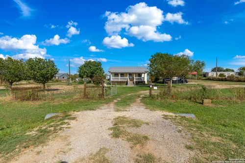 240 County Road 775, Devine, TX, 78016-4654 | Card Image