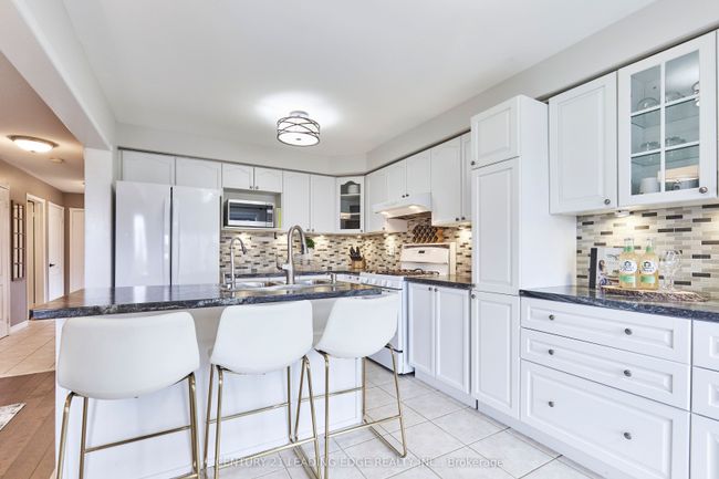 31 Aster Cres, House other with 3 bedrooms, 4 bathrooms and 2 parking in Whitby ON | Image 16