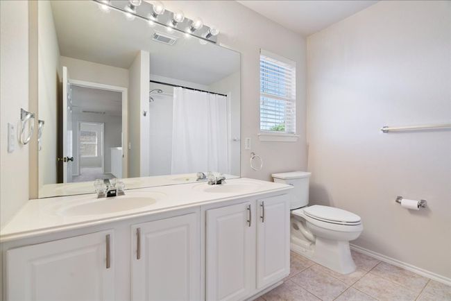 Upstairs Full Bathroom | Image 31