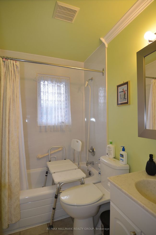 686 Cummings Ave, House attached with 3 bedrooms, 1 bathrooms and 2 parking in Ottawa ON | Image 11