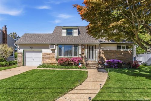28 Linwood Place, Oyster Bay, NY, 11762 | Card Image