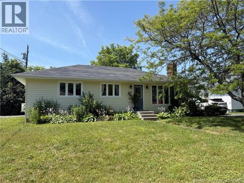261 Heath Crt, House with 3 bedrooms, 1 bathrooms and null parking in Miramichi NB | Card Image