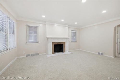 9722 Wayburn St, Detroit, MI, 48224-2817 | Card Image