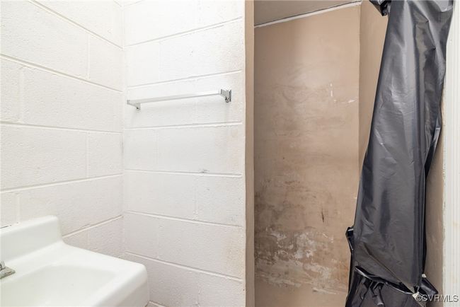 Basement, shower | Image 32