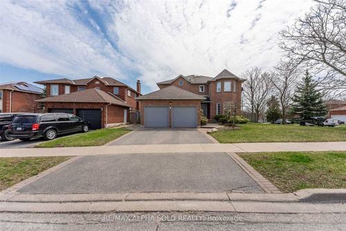21 Willowbrook Dr, Whitby, ON, L1R1T3 | Card Image