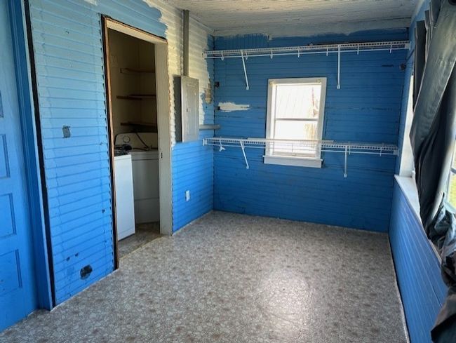 laundry/ back room | Image 11