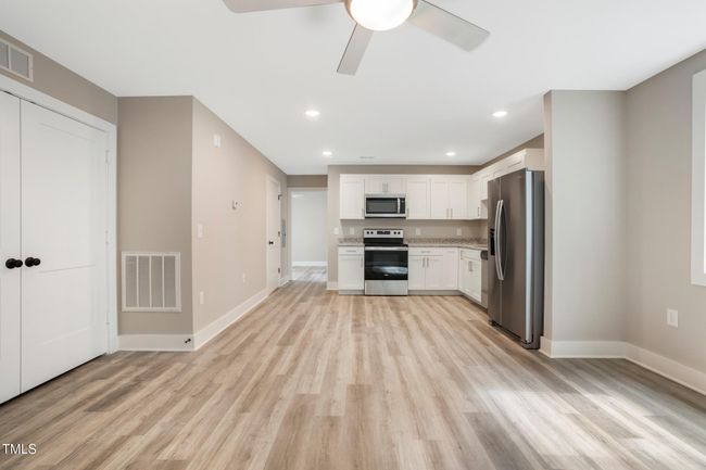 End-Unit Kitchen | Image 16