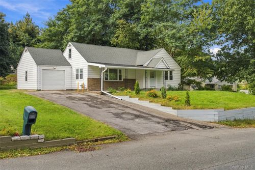 3 Hilltop Dr, New Windsor, NY, 12553-6611 | Card Image