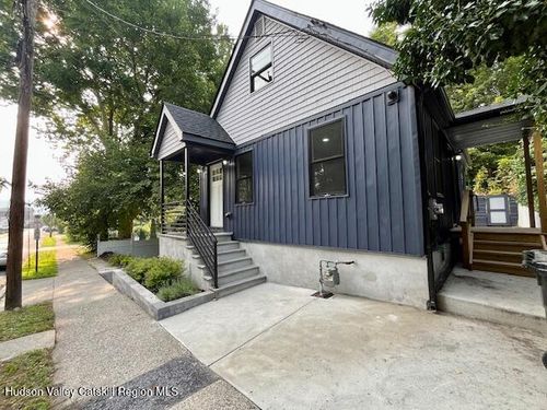 27 Verazzano Blvd, Poughkeepsie, NY, 12601-1805 | Card Image