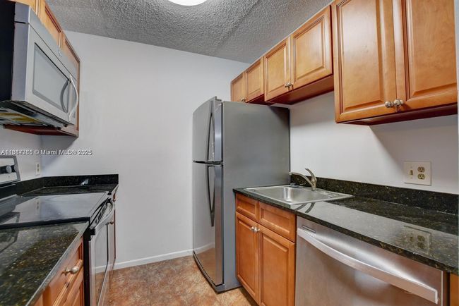E - 28 Crossings Cir, Condo with 2 bedrooms, 2 bathrooms and null parking in Boynton Beach FL | Image 16