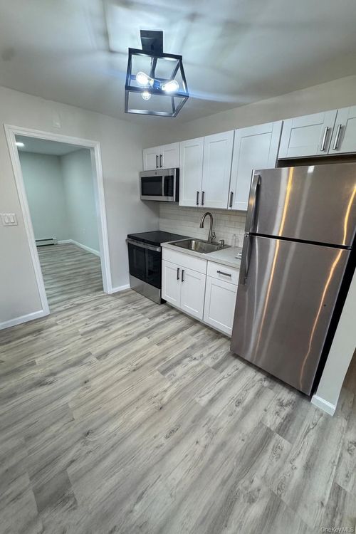 1 Beachwood Dr, Babylon, NY, 11702-2403 | Card Image