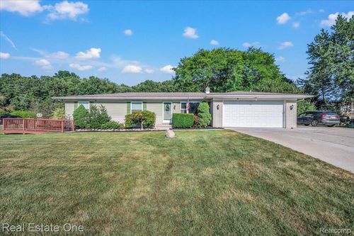 3753 Country View Dr, Oxford, MI, 48371-4135 | Card Image