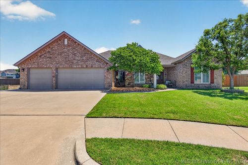 5592 Terri Ct, Bartlesville, OK, 74006-8961 | Card Image