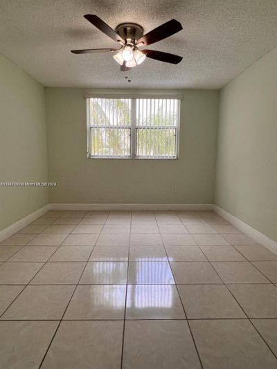 404 - 8215 Lake Dr, Condo with 1 bedrooms, 1 bathrooms and null parking in Doral FL | Image 3