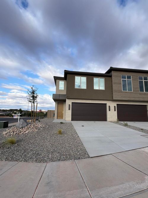 953 N Manen St, Washington, UT, 84780-3900 | Card Image