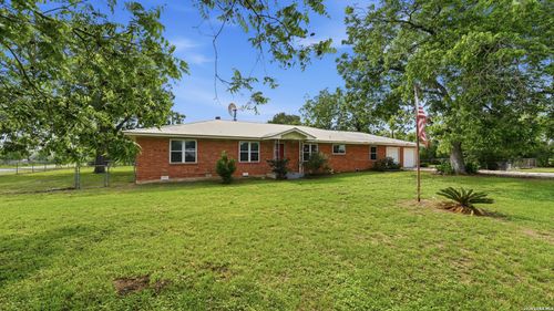 106 County Road 6611, Devine, TX, 78016-4629 | Card Image
