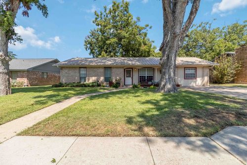 105 Jones St, Bastrop, TX, 78602-3705 | Card Image