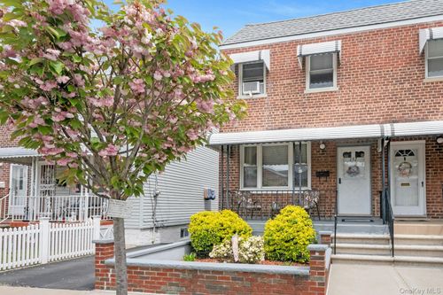 152 Meagher Ave, Bronx, NY, 10465-3402 | Card Image