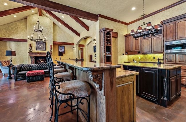 565 Lost Hunters Cyn, House other with 5 bedrooms, 5 bathrooms and 3 parking in China Spring TX | Image 17