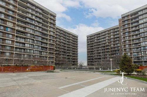 204k-152 Union Tpke, Flushing, NY, 11367-3921 | Card Image