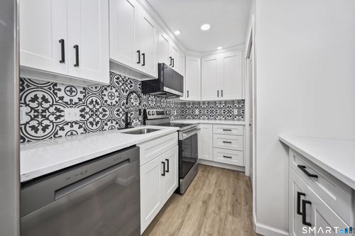 17-17 Wauwinet Ct, Guilford, CT, 06437-1101 | Card Image