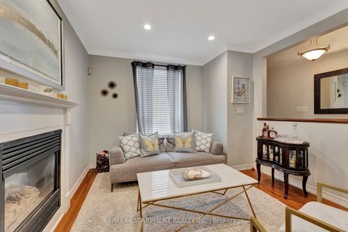 76 Oxford St, Hamilton, ON, L8R2X1 | Card Image