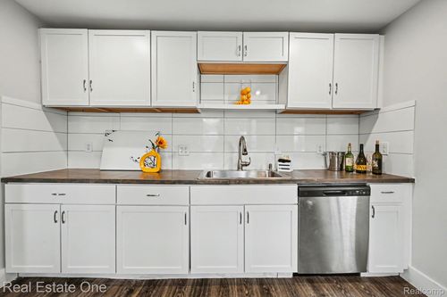6602 Banner St, Taylor, MI, 48180-1661 | Card Image