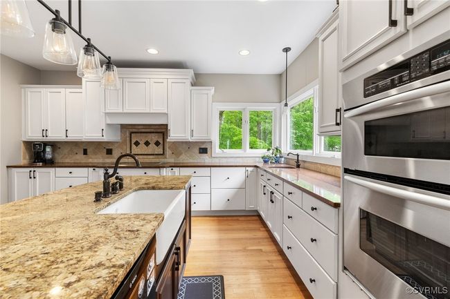 Farmhouse sink, oven & microwave | Image 11