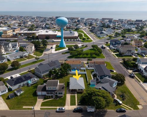 3 Girard Pl, BRIGANTINE, NJ, 08203-2817 | Card Image
