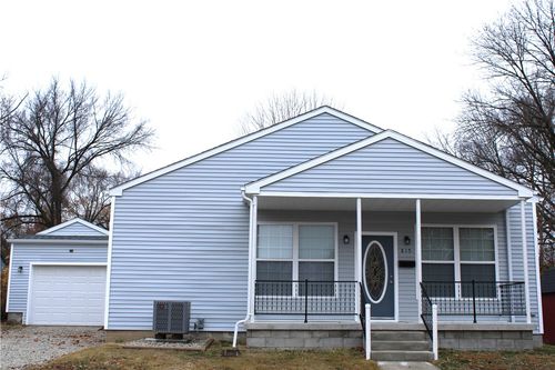 815 W South 4th St, Shelbyville, IL, 62565-1932 | Card Image