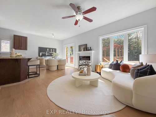 1082 Bob Scott Crt, Newmarket, ON, L3X3L7 | Card Image