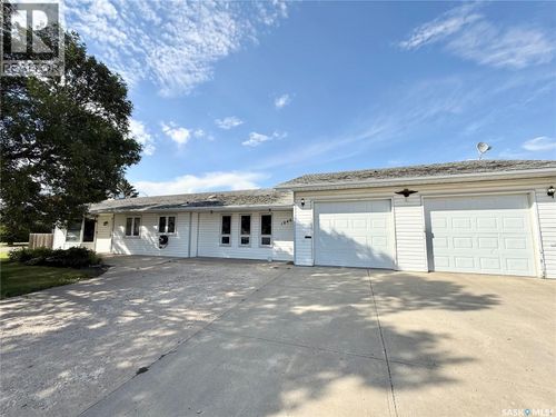 1849 Eaglesham Ave, House with 3 bedrooms, 2 bathrooms and null parking in Weyburn SK | Card Image
