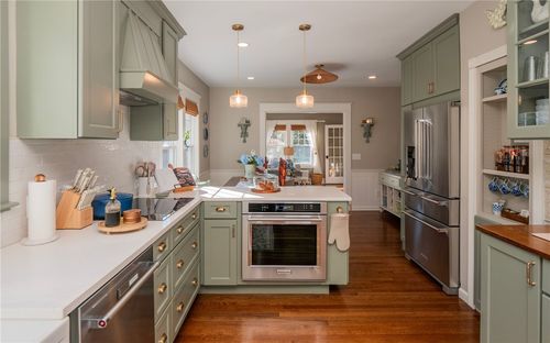 26 Vernon Ave, Newport, RI, 02840-1433 | Card Image