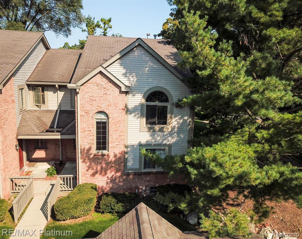 Ridge Ct, Brighton, MI 48116