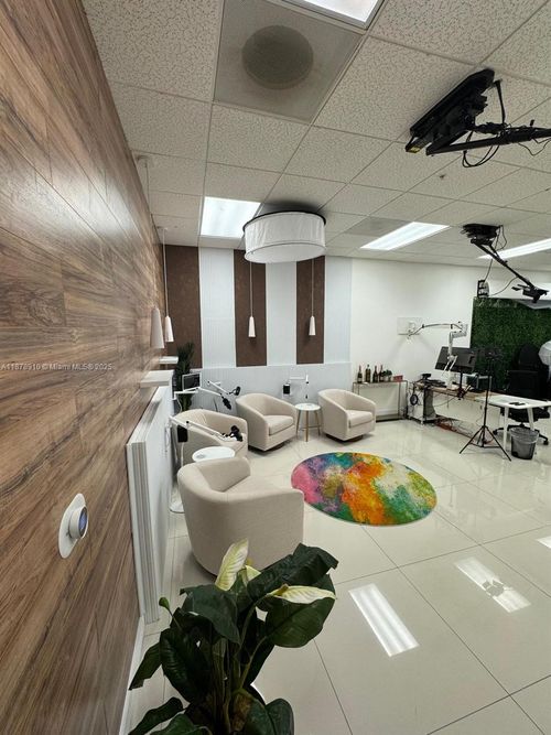 20200 W Dixie Hwy, Aventura, FL, 33180-1918 | Card Image