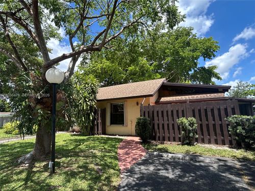 257-539 Briarwood Cir, Hollywood, FL, 33024-1323 | Card Image