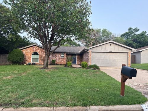 5805 Crestwood Circle W, North Richland Hills, TX, 76180 | Card Image