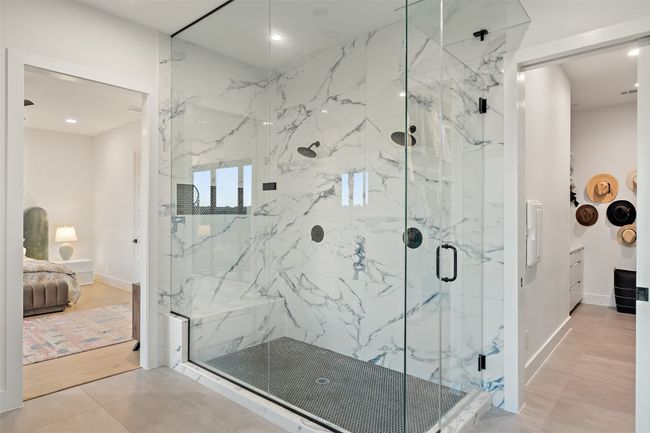 Large walk-in shower with double shower heads | Image 22