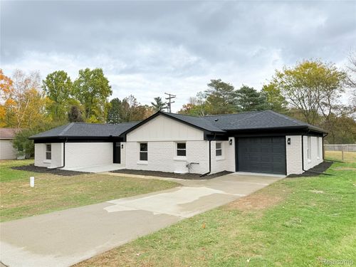 42 Sterling Dr, Lapeer, MI, 48446-2827 | Card Image