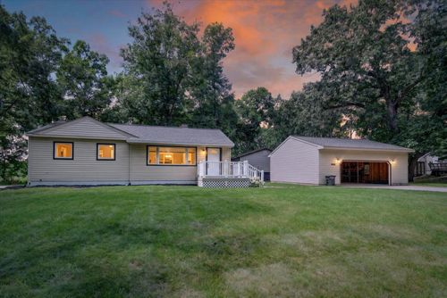 8929 Robinwood Ct, Jackson, MI, 49201-9233 | Card Image