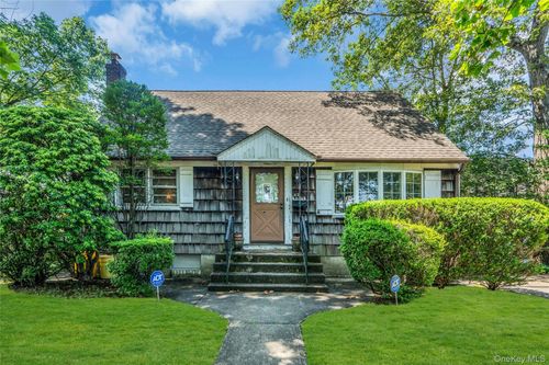 42 Summit St, Oyster Bay, NY, 11771-2317 | Card Image