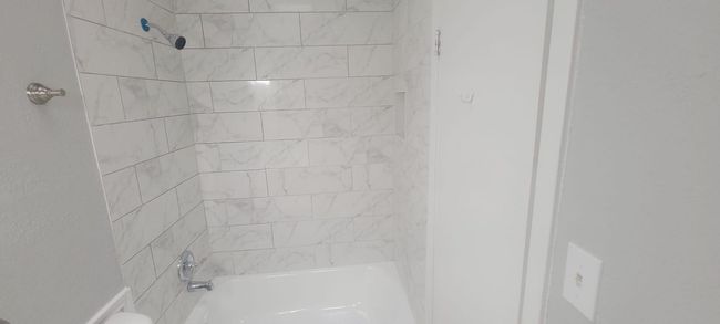 Bathroom with bathtub / shower combination | Image 7