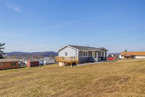 667 Memorial Dr, New Kensington, PA, 15068-2087 | Card Image