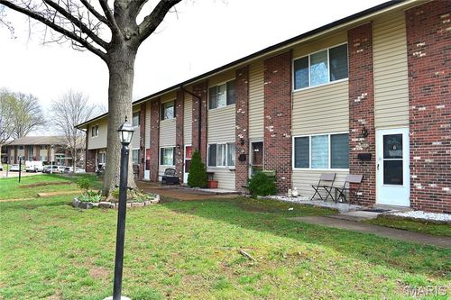 9038 Villaridge Court, St Louis, MO, 63123 | Card Image
