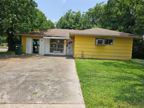 5703 Belneath St, Houston, TX, 77033-2205 | Card Image