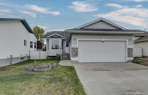 10717 76 Ave, Grande Prairie, AB, T8W2J9 | Card Image